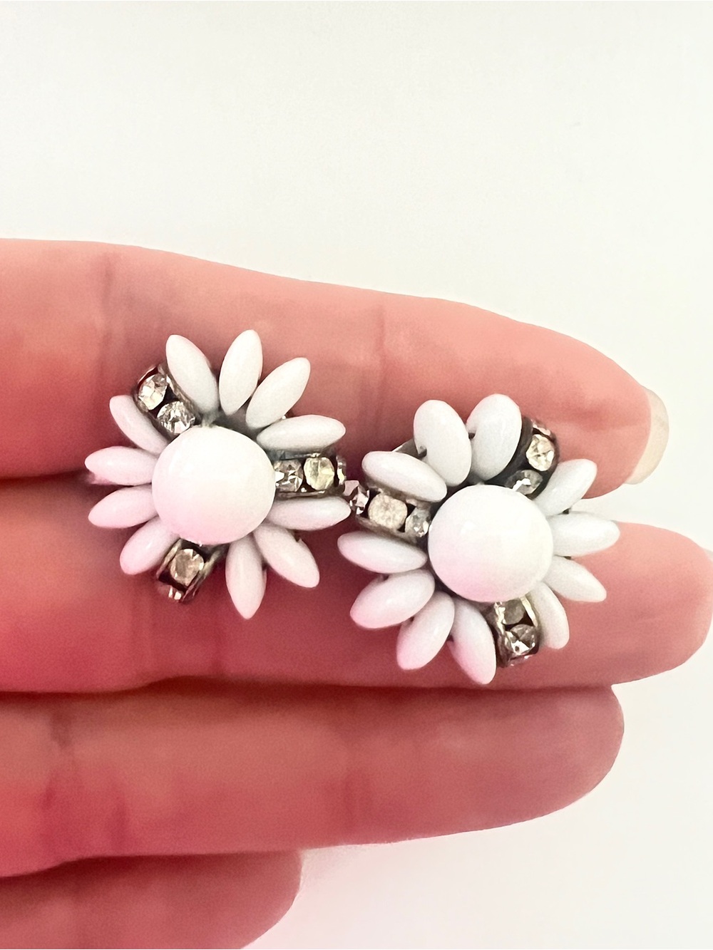 Vintage 50s MCM Milk Glass White Daisy Cluster Rhinestone Screw-Back Earrings